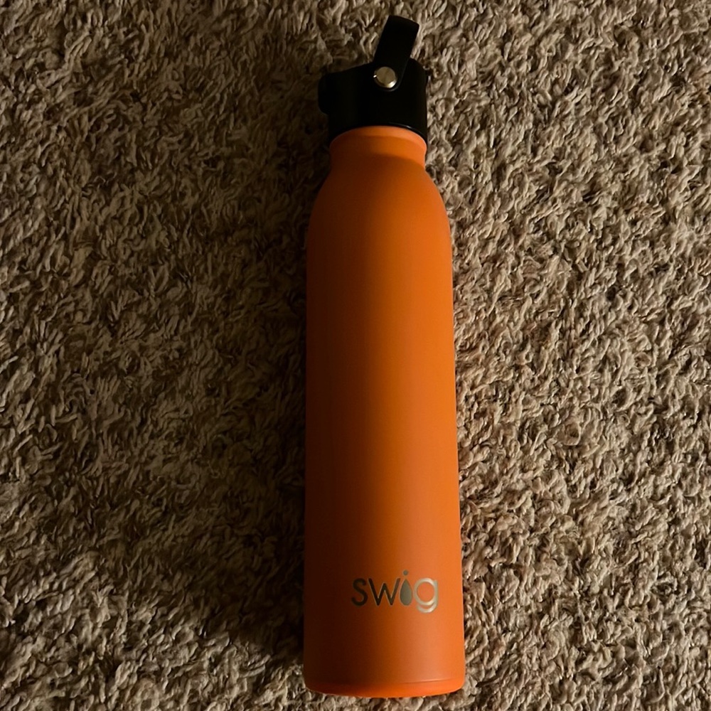 Swig insulated water bottle